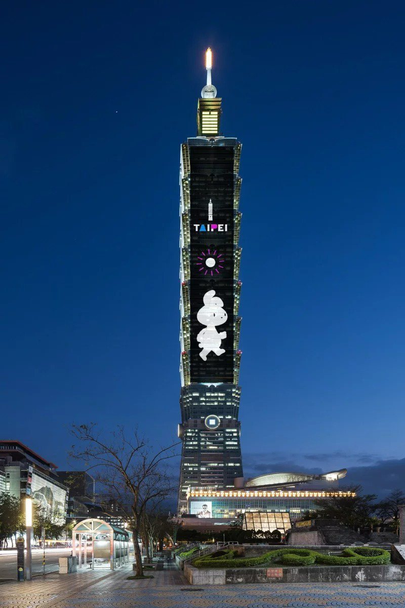 台北101及藝術家賴雨農共創〈台北101 閃耀夢想〉與燈會限定角色「T2」。 圖...