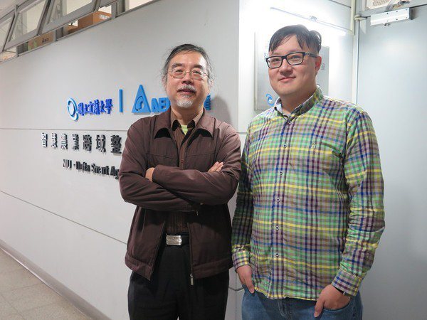 圖一 : 宜蘭大學生物機電工程學系張明毅教授（左），與負責建置和管理智慧農業實驗室的梁辰瑋助理教授（右）