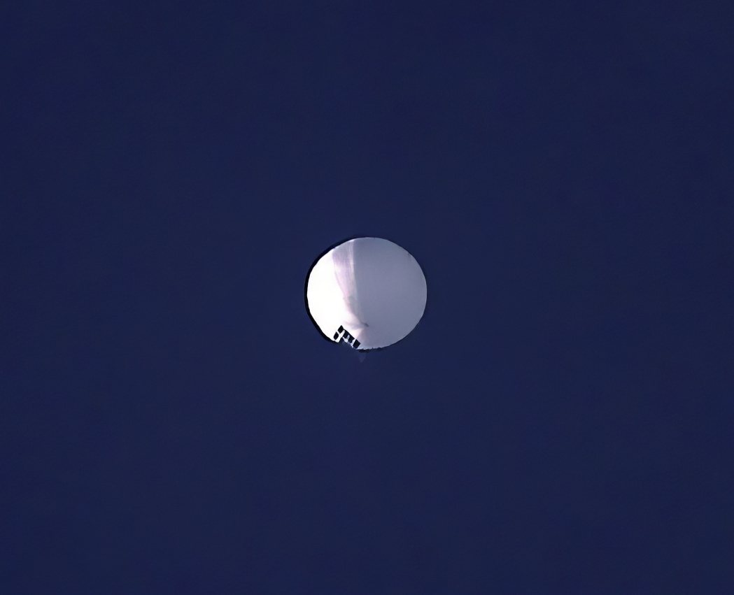美國時間1日飄過蒙大拿州上空的中國大陸氣球。（美聯社）