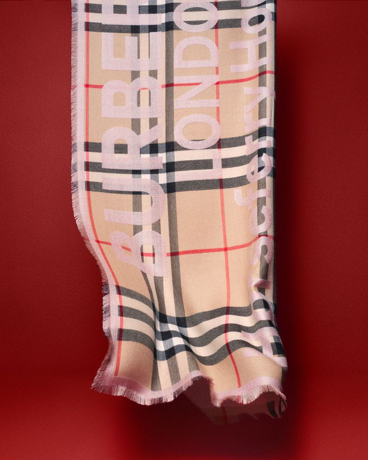 輕盈座標格紋桑蠶絲喀什米爾圍巾，32,500元。／Burberry提供