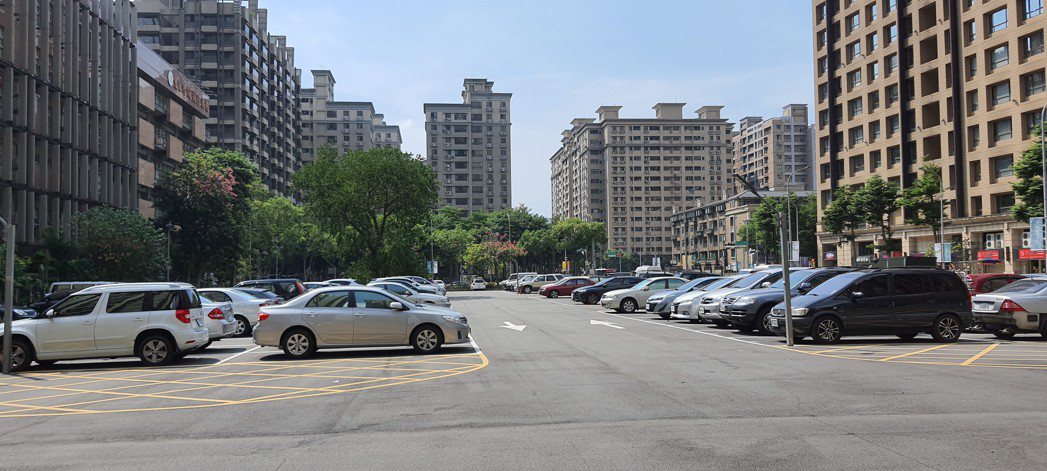 新北經發局認為，「台北大學特定區停二用地」基地周邊以大型住宅社區為主，未來開發後...