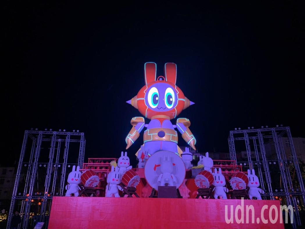 2023桃園燈會主燈「FUTU未來兔」，為重達30噸的巨型機器人，每晚6時報起整...