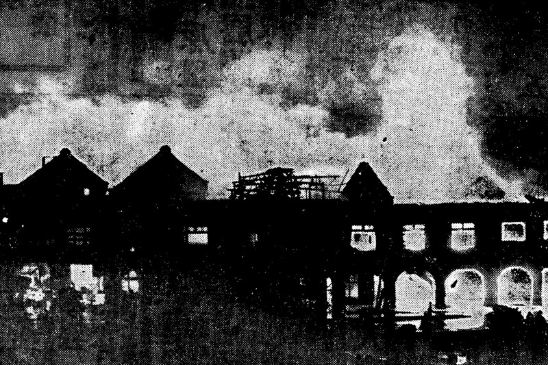 1966年2月5日凌晨，台北市西門鬧區發生火警，火勢波及鄰近成都路、中華路、峨眉街和漢中街，圖為凌晨4時15火勢最大時的場景。圖／聯合報系資料照片