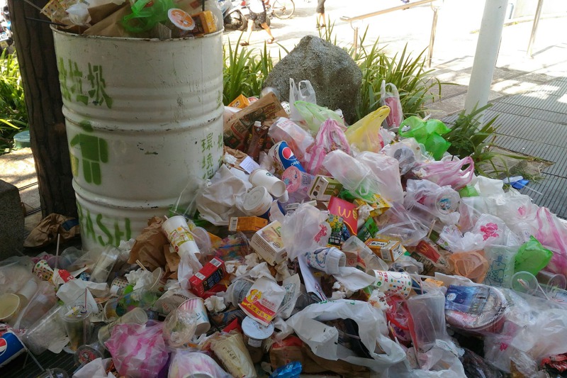 北市設置街頭垃圾桶的原則是供「行人」使用，地點以公車站、捷運出入口、商圈、夜市、景點周邊為主，圖為2016年北投公園因吸引寶可夢玩家，垃圾量暴增。圖／台北市公園處提供