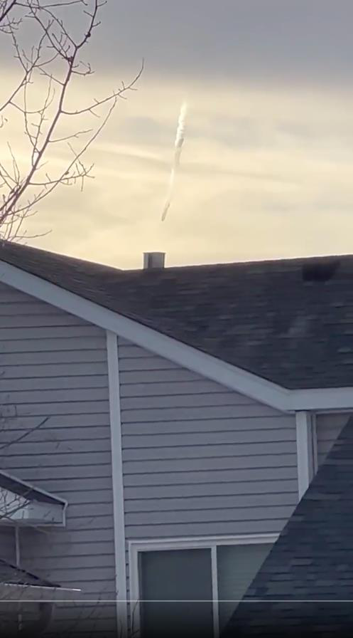 稍早有美國網友在蒙大拿州比林斯市（Billings）拍到一顆氣球遭擊落的畫面，引起外界熱議。圖／截自推特影片