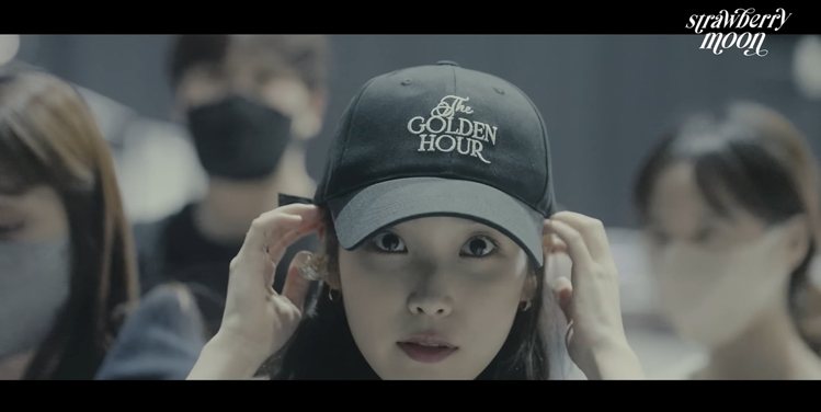 李鍾碩戴得帽子是IU去年演唱會周邊商品。 圖／擷自Youtube