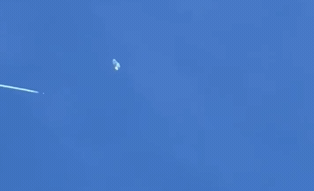 美国已于4日击落疑似用于中国间谍行动的气球。目击者拍到其掉落画面。(截取自推特用户@elitedevon)(photo:UDN)