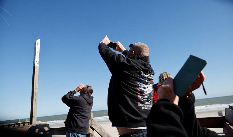 南卡羅來納州海邊居民爭相用手機拍下中國高空偵察氣球的蹤跡。(路透) 路透社