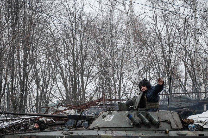 2月3日，俄羅斯入侵烏克蘭期間，一名身處巴赫姆特的烏克蘭軍人乘坐在一輛步兵戰車(BMP-2)上。