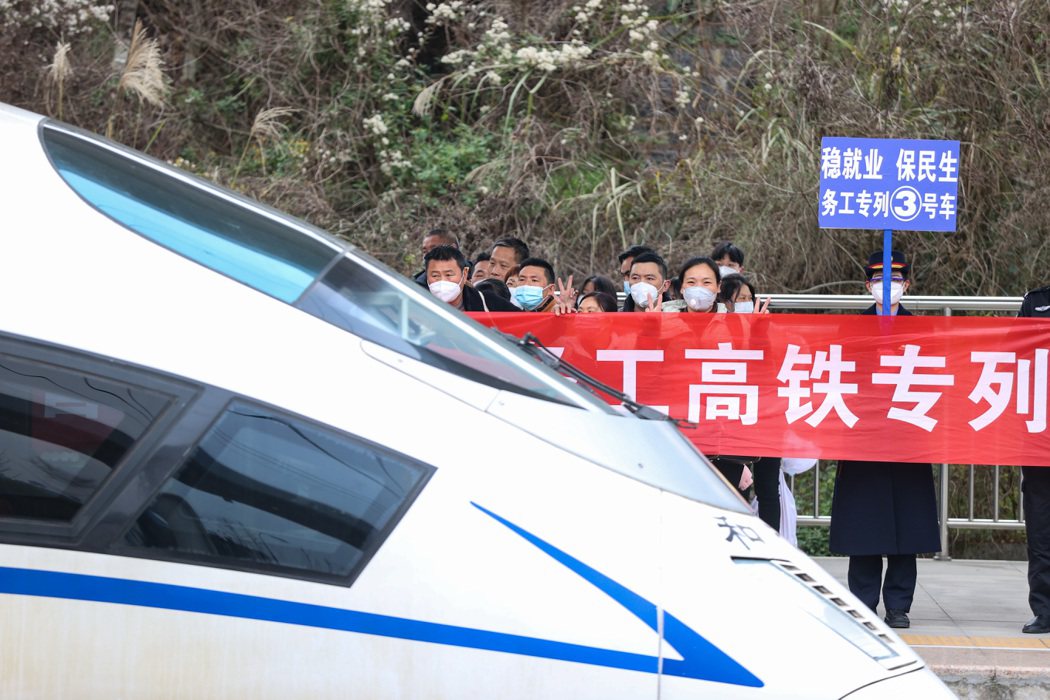 乘坐專列的550名貴州遵義務工人員在高鐵月台候車，準備前往浙江省。（中新社）