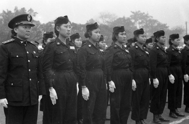 1956年2月6日，台灣省警察學校第26期畢業典禮，女畢業生列隊接受檢閱情景。圖／聯合報系資料照片