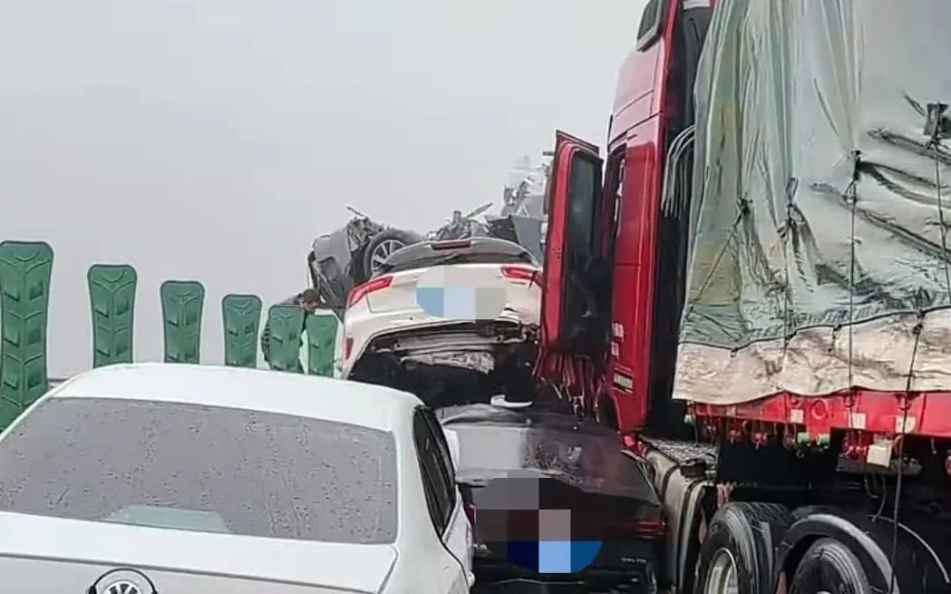 事故現場多車相撞。取自天津廣播