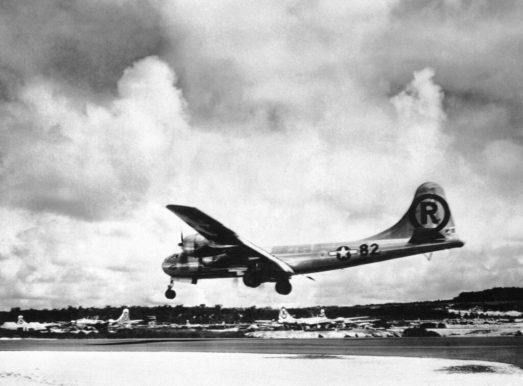 美國空軍也在位於關島附近的天寧島擴建機場，此一機場在二戰時期赫赫有名，在廣島與長崎丟下原子彈的B29轟炸機就在這裡起飛。圖為1945年8月6日，波音B-29戰機投擲原子彈後降落於天寧島。 圖／美聯社