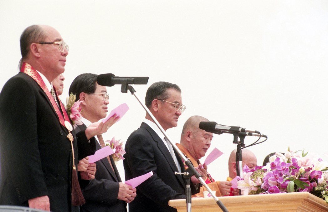 圖為1998年時任總統府資政吳伯雄（左一）、行政院長蕭萬長（左二）、副總統連戰（左三）出席佛光山在台北中正紀念堂舉辦的「恭迎佛牙舍利顯密護國祈安法會」。 圖／聯合報系資料照片