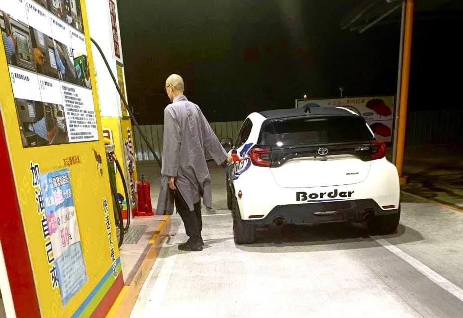 日前有網友目睹一名身穿袈裟的男子開著具有「暴力鴨」之稱的Toyota GR Yaris到加油站加油，意外掀起網友熱議。 讀者提供