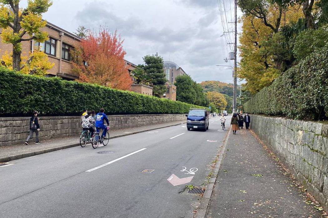 京都市內，獨立的實體單車道不多，所以人行道常要行人與單車共道；或把單車道畫在路肩不加阻隔，但路肩又偶有車輛臨停，公車也需要靠邊上下客，所以單車又會騎上人行道或外繞到車道，險象環生。 圖／作者提供
