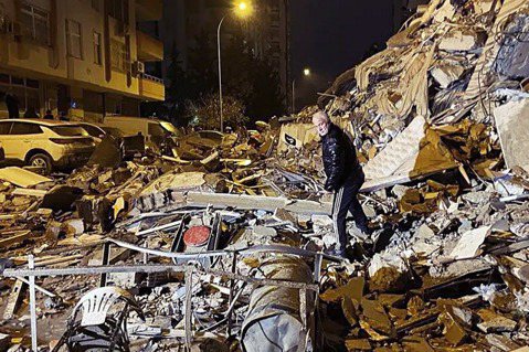 圖為土耳其強震後的現場，目前已知360死。 圖／美聯社