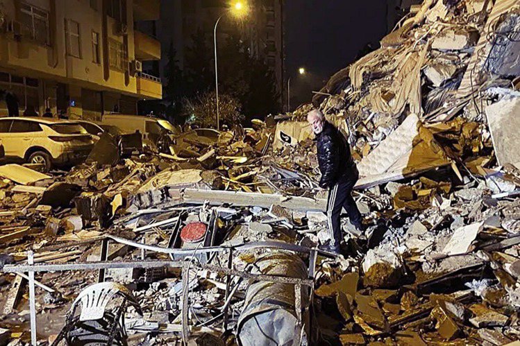 圖為土耳其強震後的現場，目前已知360死。