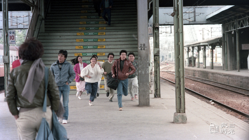 新片「哥兒們的糗事」在台北車站取景，演員包括楊慶煌、林秀玲和楊潔玫等人。圖／聯合報系資料照（1986/02/19）