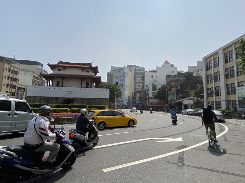台南市區多有圓環設置，交通路線經常讓觀光客霧煞煞。報系資料照／記者鄭維真攝影