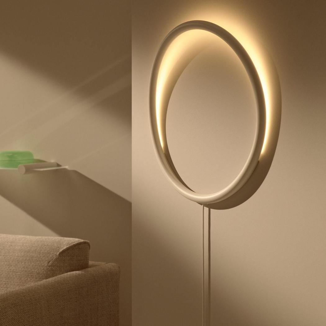 VARMBLIXT系列LED白色圓形壁燈，上方微微翹起的設計，即便關燈也是風格獨...