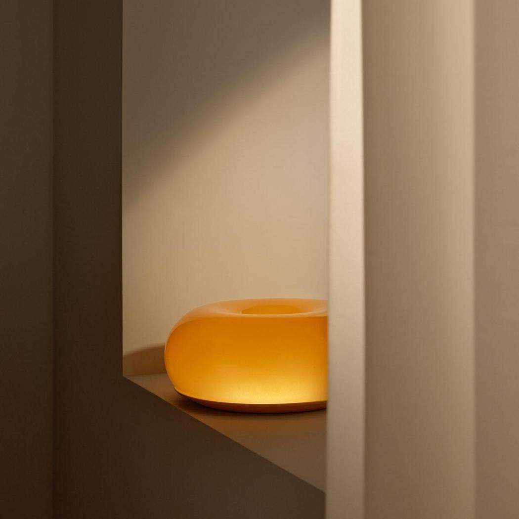 VARMBLIXT LED桌燈（壁燈）如同散發溫暖光暈的可愛甜甜圈，深受歡迎。 ...