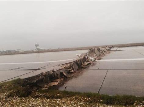 土敘邊境哈塔伊機場跑道裂成兩半。圖取自土國記者Ragıp Soylu推特