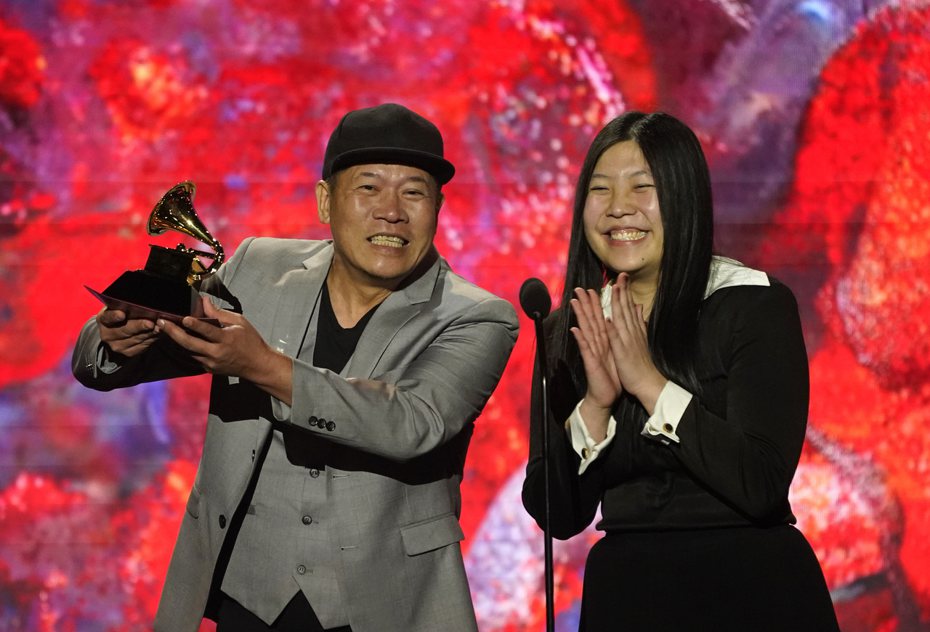 台灣設計師蕭青陽與女兒蕭君恬獲得第65屆葛萊美獎得最佳唱片包裝獎。 圖／美聯社