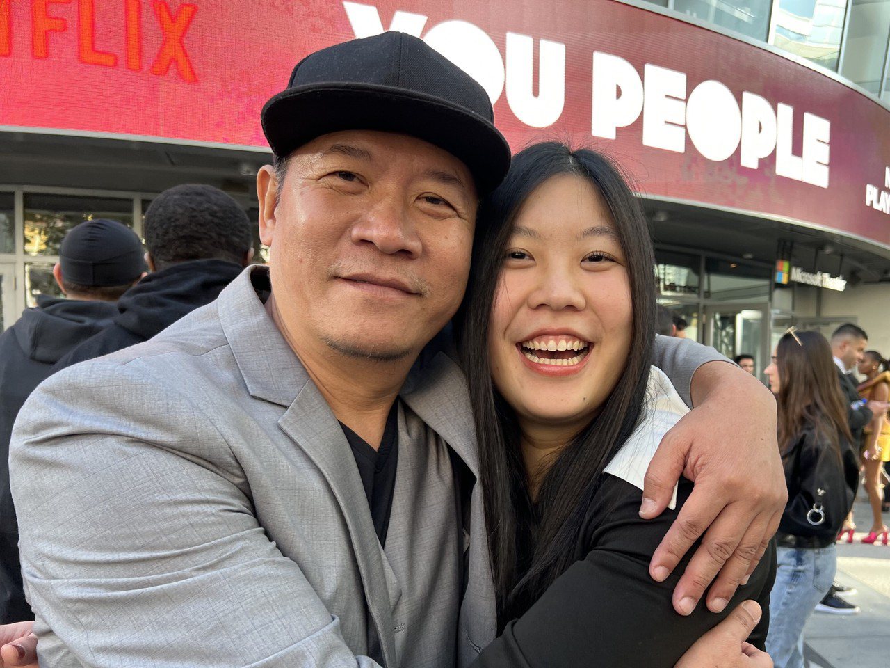 台灣設計師蕭青陽（左）與女兒蕭君恬（右）為短片「淡蘭古道三部曲」製作的原聲專輯Beginningless Beginning獲得65屆葛萊美最佳唱片包裝。兩人在會場相擁慶祝。中央社記者林宏翰洛杉磯攝