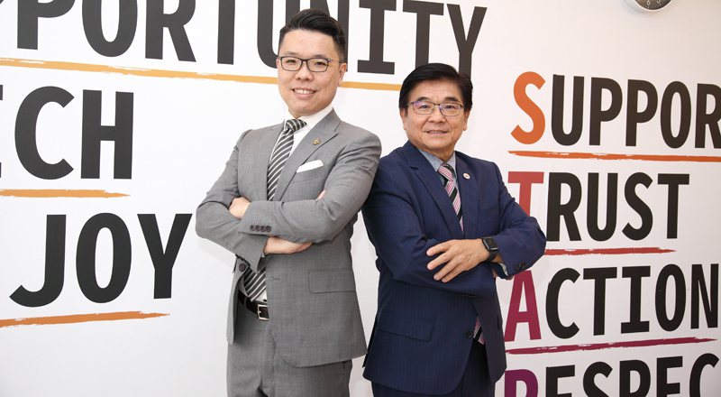富士達保險經紀人董事長廖學茂（右）與其子廖英翔（左），父子倆強強聯手，堅持專業，提供客 戶最優質的保險規劃服務。