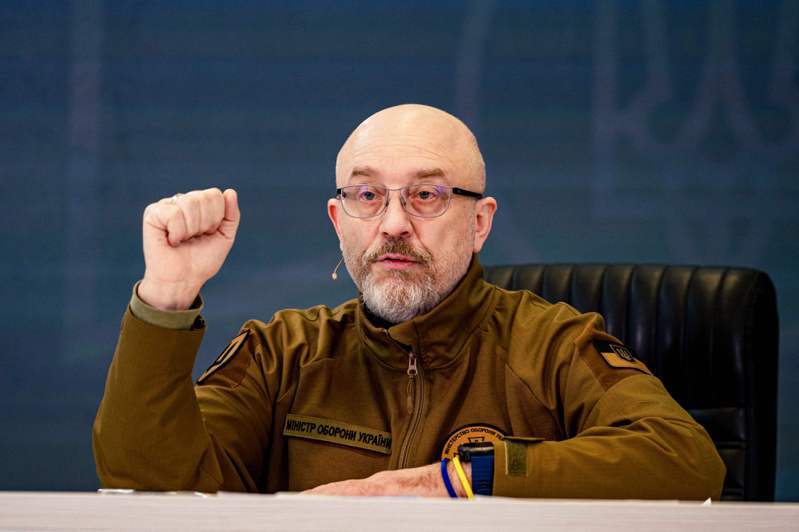烏克蘭執政黨「人民公僕黨」主席近日透露國防部長列茲尼科夫將被調職，並由國防部情報總局局長布達諾夫接任。路透