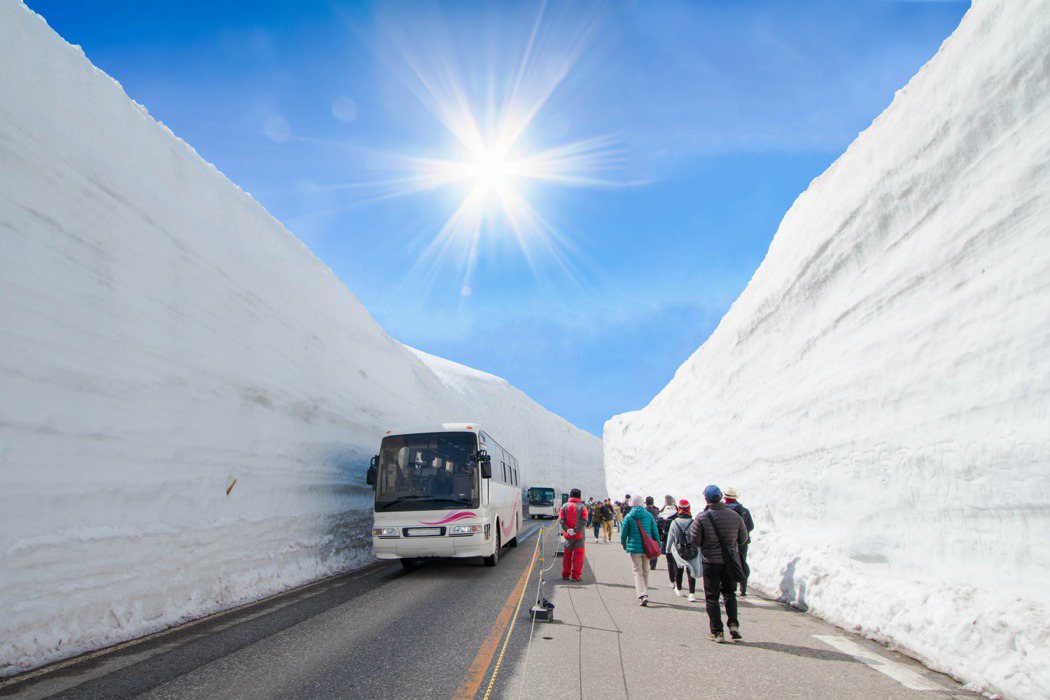 易飛網12期分期活動每月平均3,242元起，即可朝聖立山黑部壯觀雪牆美景。易飛網...