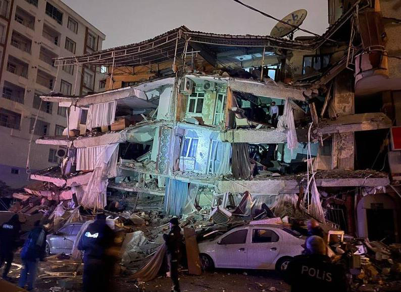 土耳其南部當地時間6日凌晨4點17分發生規模7.8強震，隨後又連續發生規模6.7和多次規模超過4.8的餘震。截自推特