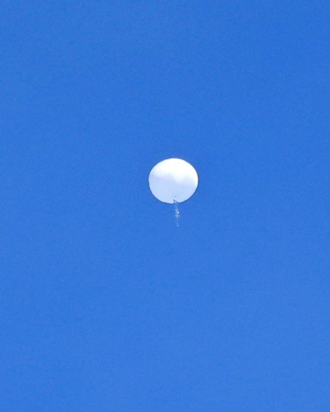 飛越美國上空的中國疑似間諜氣球，後被美軍機擊落。（路透）