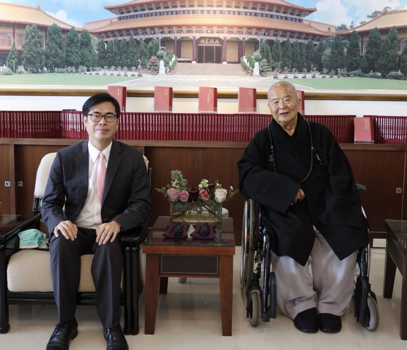 高雄市長陳其邁（左）貼出他與星雲大師生前合照，他說，星雲大師一生致力於弘揚人間佛教，安定人心，對提升社會正能量貢獻大。圖／高雄市政府提供