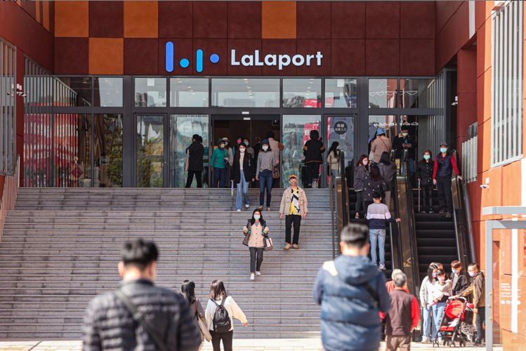 台中三井LaLaport購物中心「南館」試營運期間，吸引人潮蜂擁而至。本報資料照片