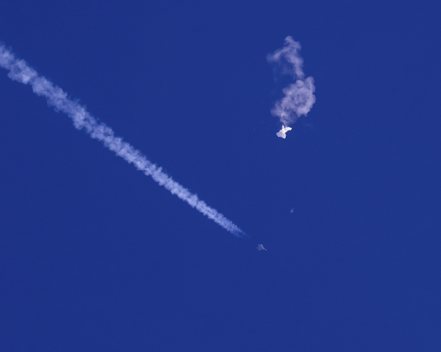 圖為美戰機F-22發射飛彈擊落疑似中國間諜氣球的瞬間。（美聯社）