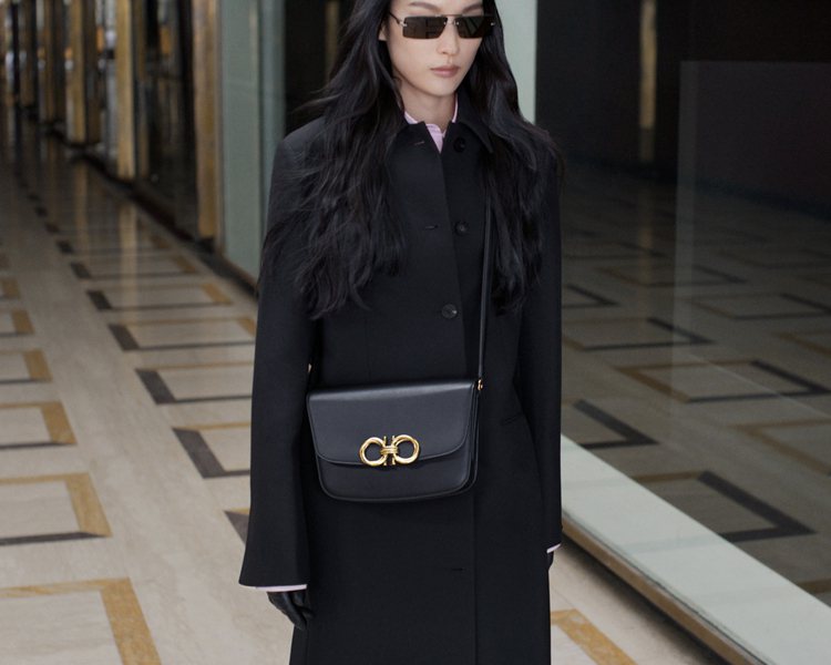 FERRAGAMO黑色皮革Gancini扣飾肩背包，92,900元。圖／FERRAGAMO提供