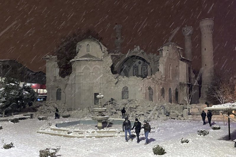 土耳其馬拉蒂亞一座清真寺在6日的強震中毀損。美聯社