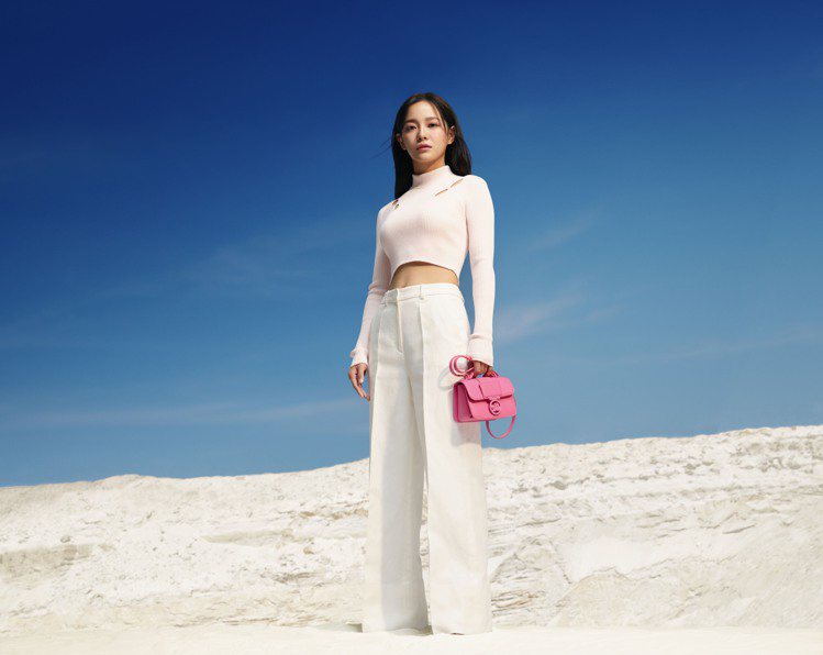 韓國女星金世正成為LONGCHAMP新任品牌大使，並演繹了2023春夏形象廣告。...