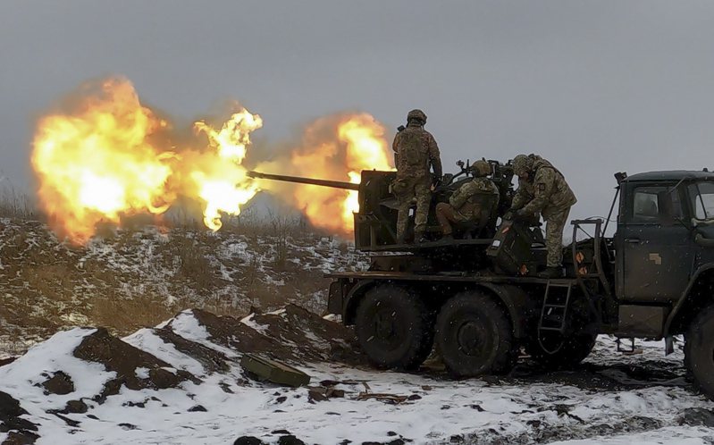 烏克蘭本月預料將面對俄羅斯的大規模新攻勢。圖為烏軍4日在頓內次克地區的巴赫姆特附近與俄軍激戰。歐新社