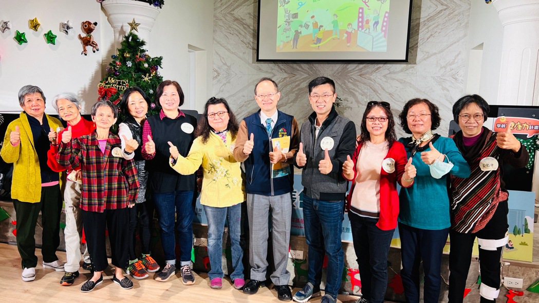 社會局副局長陳坤皇(右5)與豐邑社區學員合影於享齡健康力成果發表會。豐邑機構提供