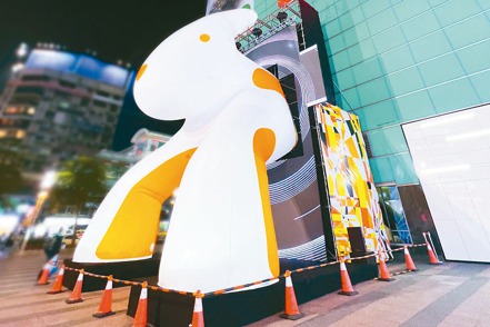 遠東SOGO復興館廣場前展出的巨型兔子作品，也是今年台灣燈會的起點。SOGO／提供