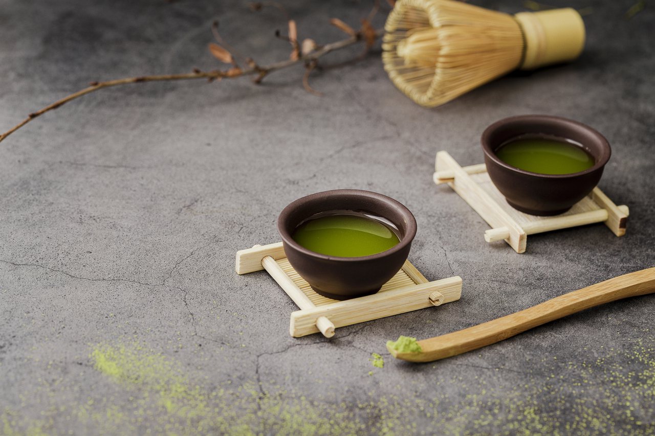抹茶屬於綠茶的一種，但可不是把綠茶磨成粉就叫做抹茶，兩者的差異從茶樹的栽培到製程大有關係。同一種茶葉可以做成綠茶，也能做成抹茶，那麼是哪些步驟不同而有所變化呢？
