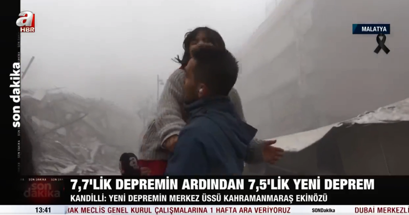 土耳其電視台記者將小女孩扛在肩上狂奔。圖擷自推特