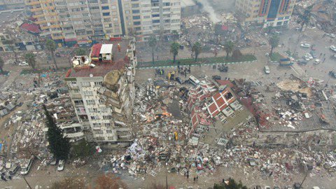 土耳其卡赫拉曼馬拉什（Kahramanmaras）受災地區，建物倒塌夷為平地。 ...