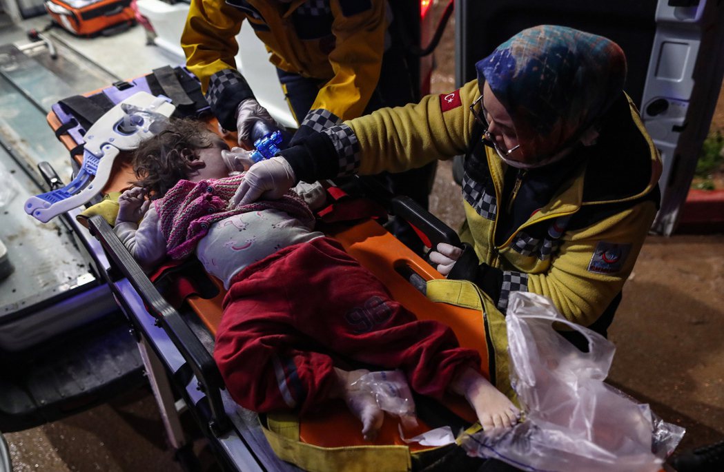 土耳其哈坦伊，一名受傷的孩童被送往醫院。 圖／歐新社