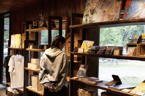 2017年，「孩子的書屋」團隊創辦人陳俊朗陳爸跟黑孩子們一起蓋了一間咖啡屋，希望...