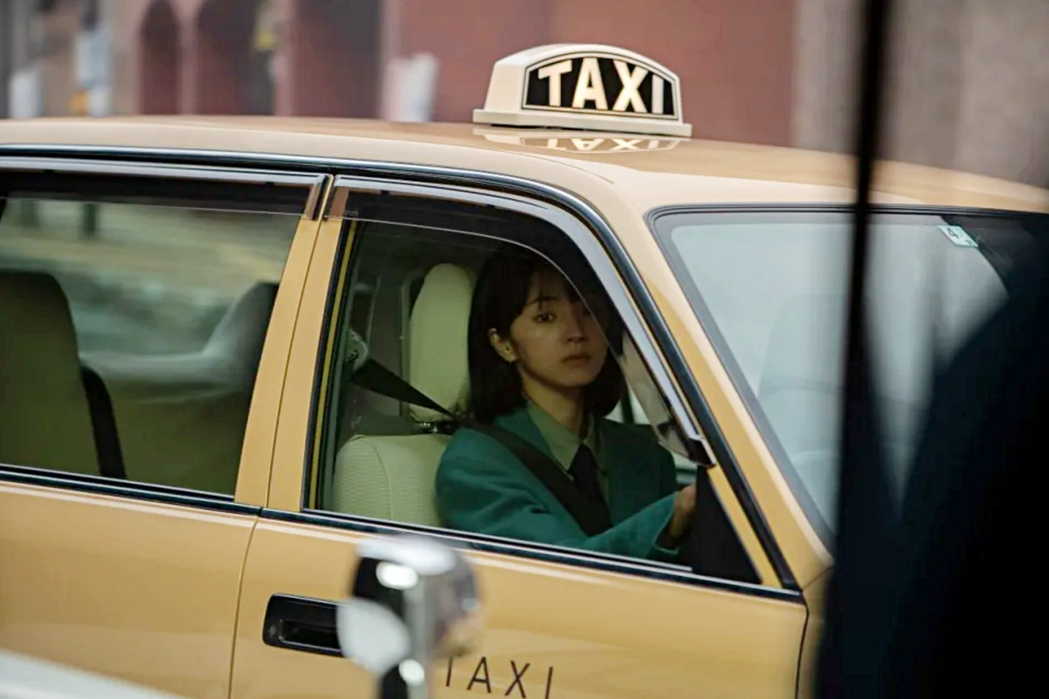 女主角野口也英於計程車行工作。 圖／Netflix Twitter  