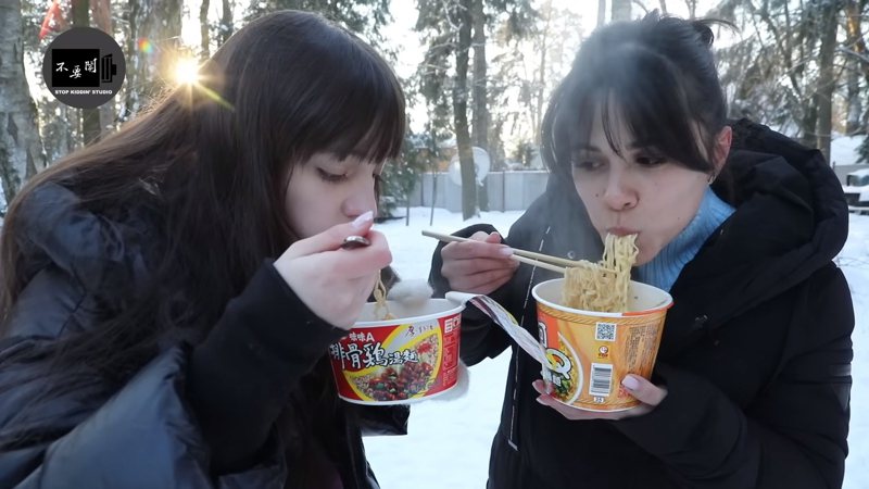 俄羅斯女孩若晴（右）與Nastya在冰天雪地中品嚐台灣泡麵。 圖擷自YouTube